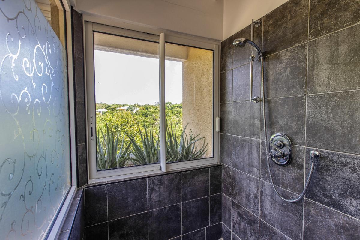 35- Location villa piscine Sea Vous Play Terres Basses Saint Martin_sdb 3